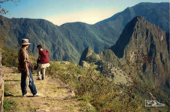 Manhã de sol, um pouco depois das oito horas, uma Machu Picchu ainda vazia nos recebe em nosso 3o dia de caminhada pela trilha inca, no Peru (foto de Julho de 1990)
